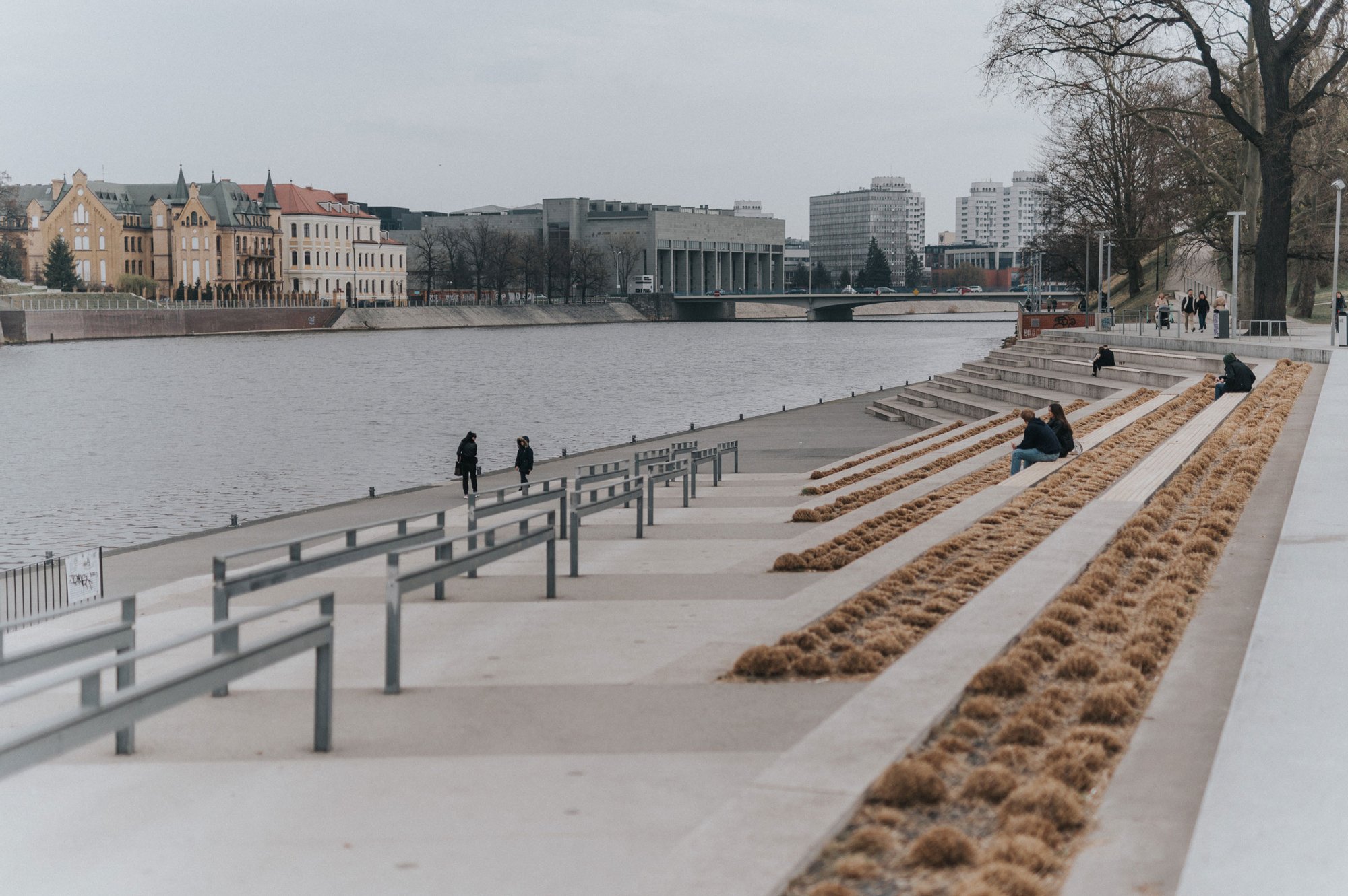 На кольоровій фотографії видно сходинки на набережній.