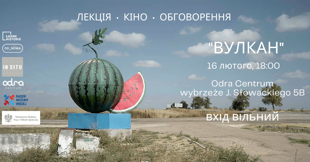 матеріали організатора Kadr z filmu: pośrodku pustego placu stoi ogromna rzeźba arbuza. Po lewej stronie logotypu organizatorów, po prawej informacje o dacie i miejscu pokazu.