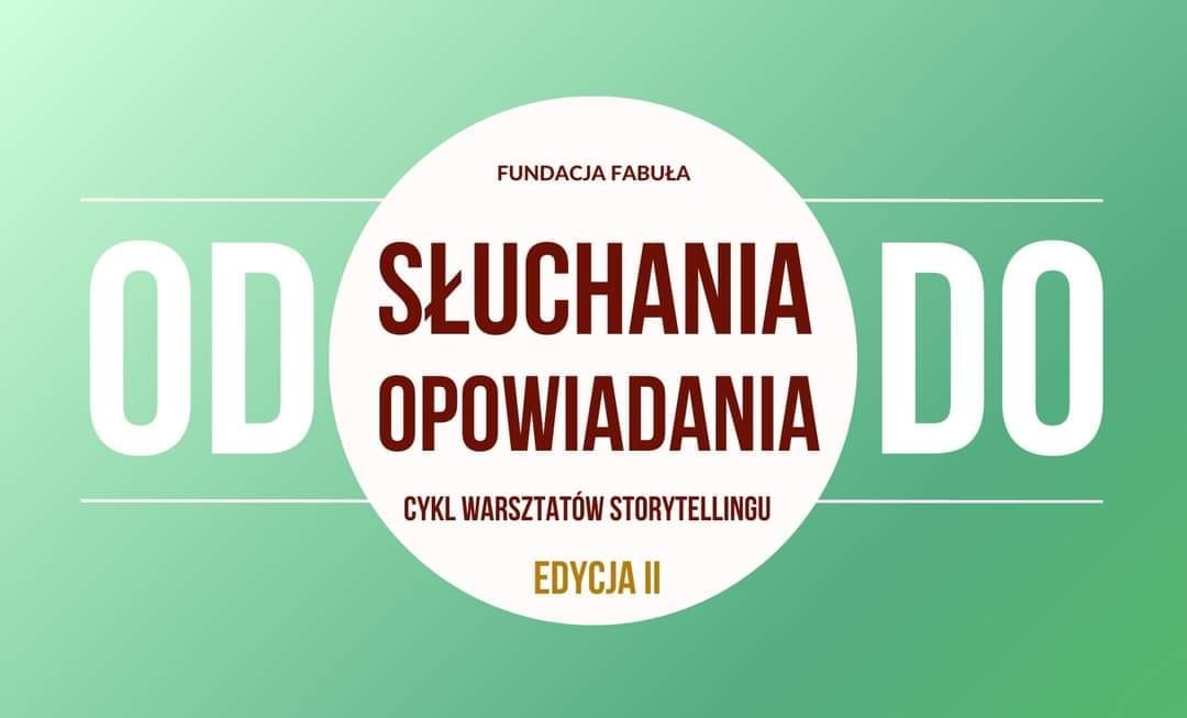 materiały organizatora Kolorowa, pozioma grafika: na zielonym tle białe koło z napisem "od słuchania do opowiadania. Cykl warsztatów storytellingu".