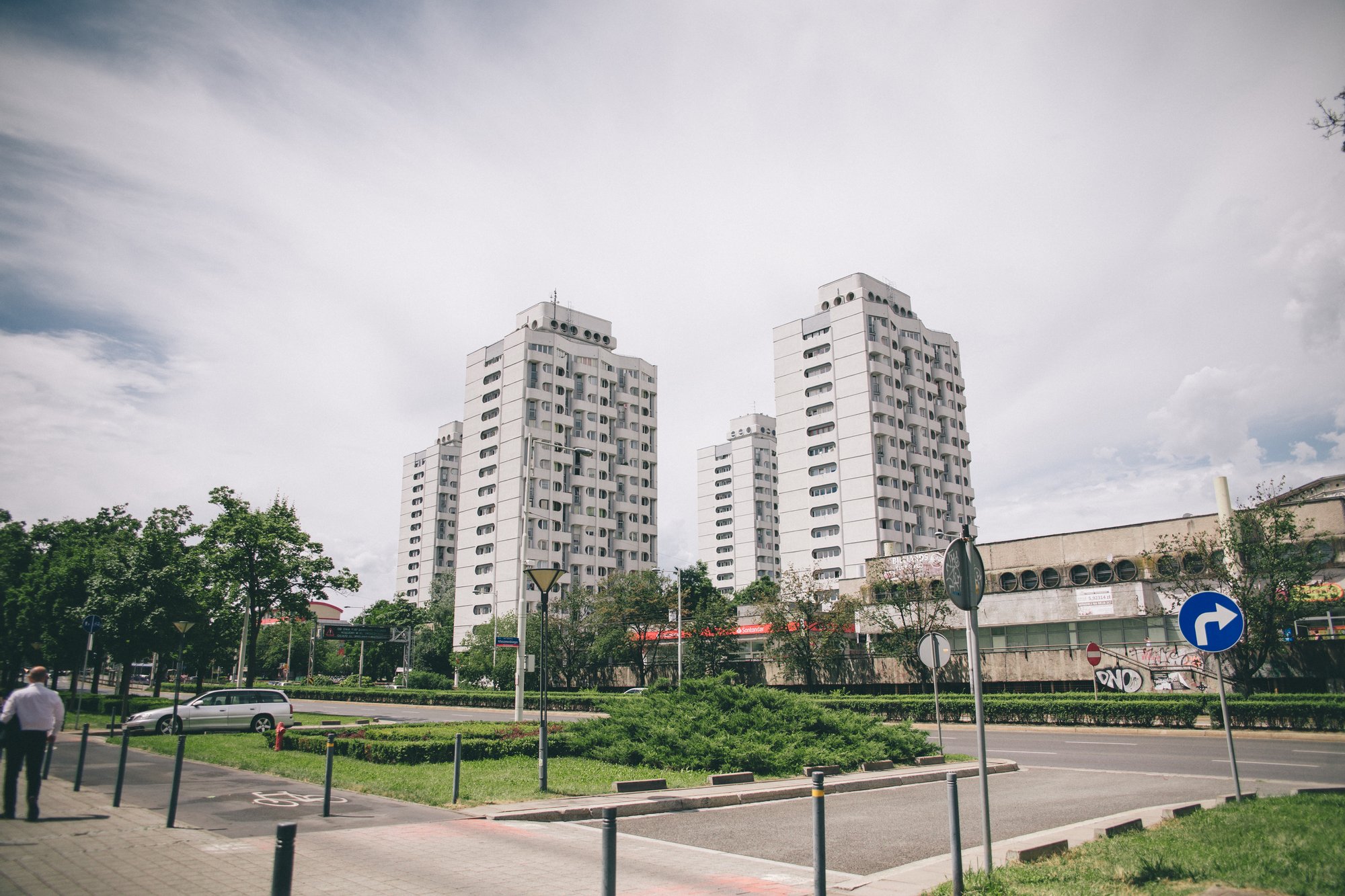 Widok na wrocławskie Sedesowce - białe wieżowce z charakterystycznymi zaokrąglonymi oknami. 