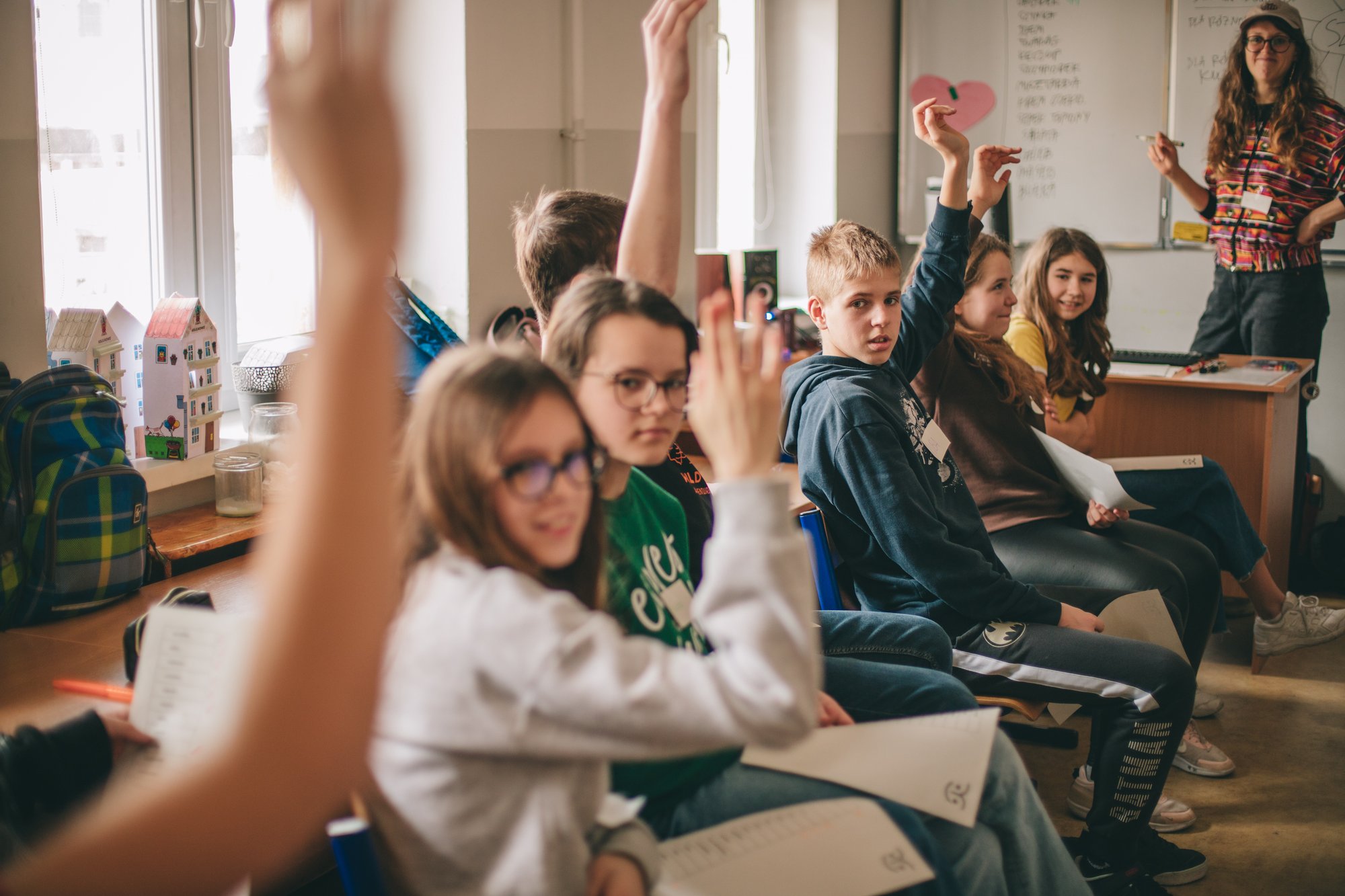 Grupa nastoletnich dzieciaków siedzi w klasie. Większość z nich się zgłasza. Trwają warsztaty.