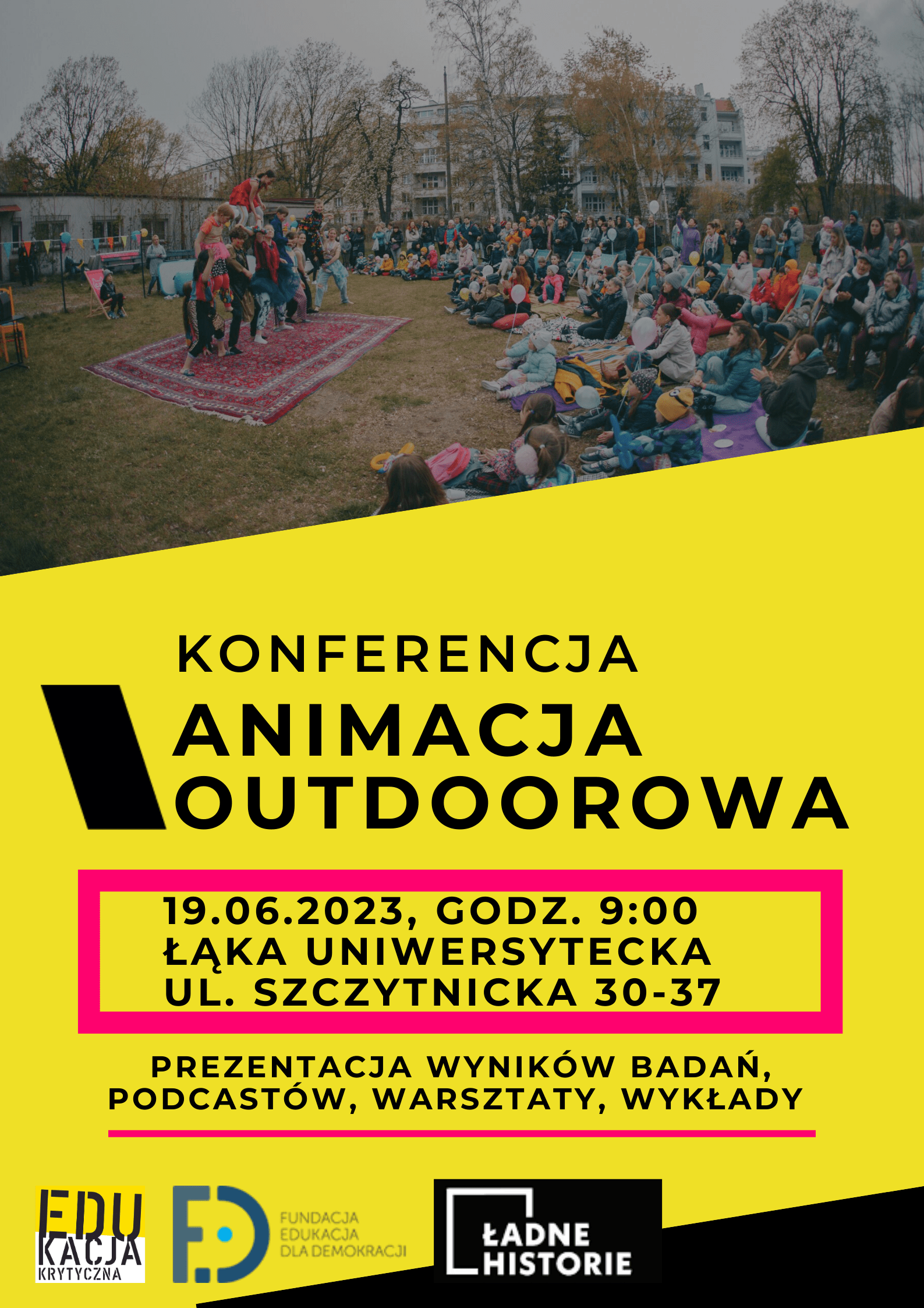 materiały organizatora Kolorowy, pionowy plakat. Górną cześć zajmuje zdjęcie licznej publiki siedzącej na trawie i obserwującej grupę akrobatów. Poniżej na żółtym tle czarne napisy: konferencja animacja outdoorowa. 19.06.2023, godzina 9:00, łąka uniwersytecka ul. Szczytnicka 30-37. Prezentacja wyników badań, podcastów, warsztaty, wykłady.