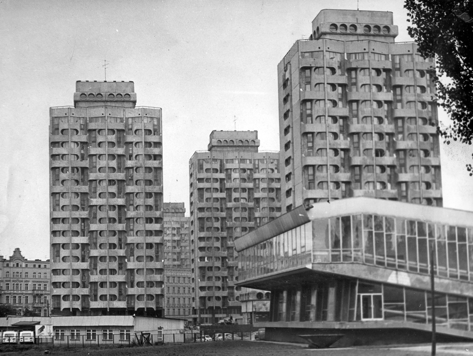 materiały organizatora Stare, czarno-białe zdjęcie. Widok na Audytorium Chemii i bloki Manhattan od storny Kampusu Grunwaldzkiego UWr