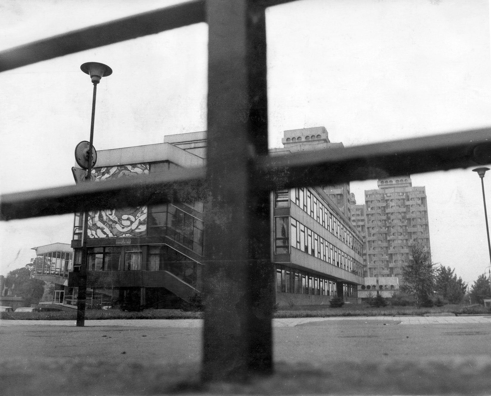 materiały organizatora Czarno-biała archiwalna fotografia przedstawia widok na instytut matematyczny i bloki Manhattan.