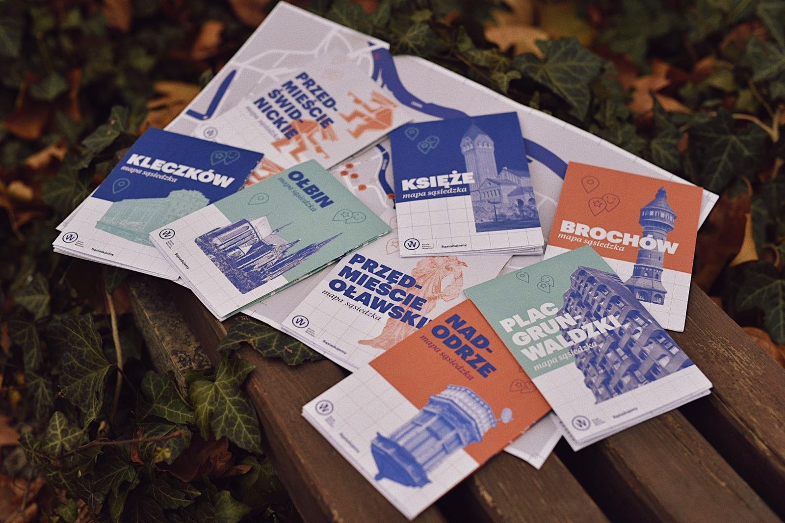 fot. Marcin Szczygieł Osiedlowe mapy rozłożone na ławce porośniętej buszczem.