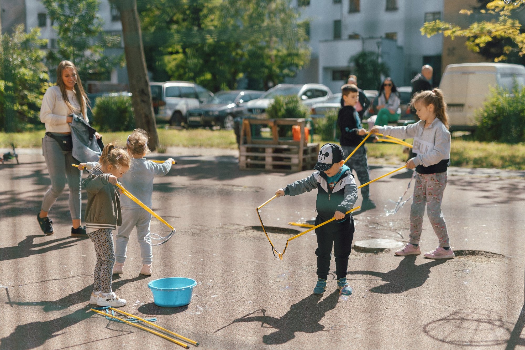 fot. Marcin Szczygieł Grupka dzieci puszcza duże bańki mydlane na świeżym powietrzu.