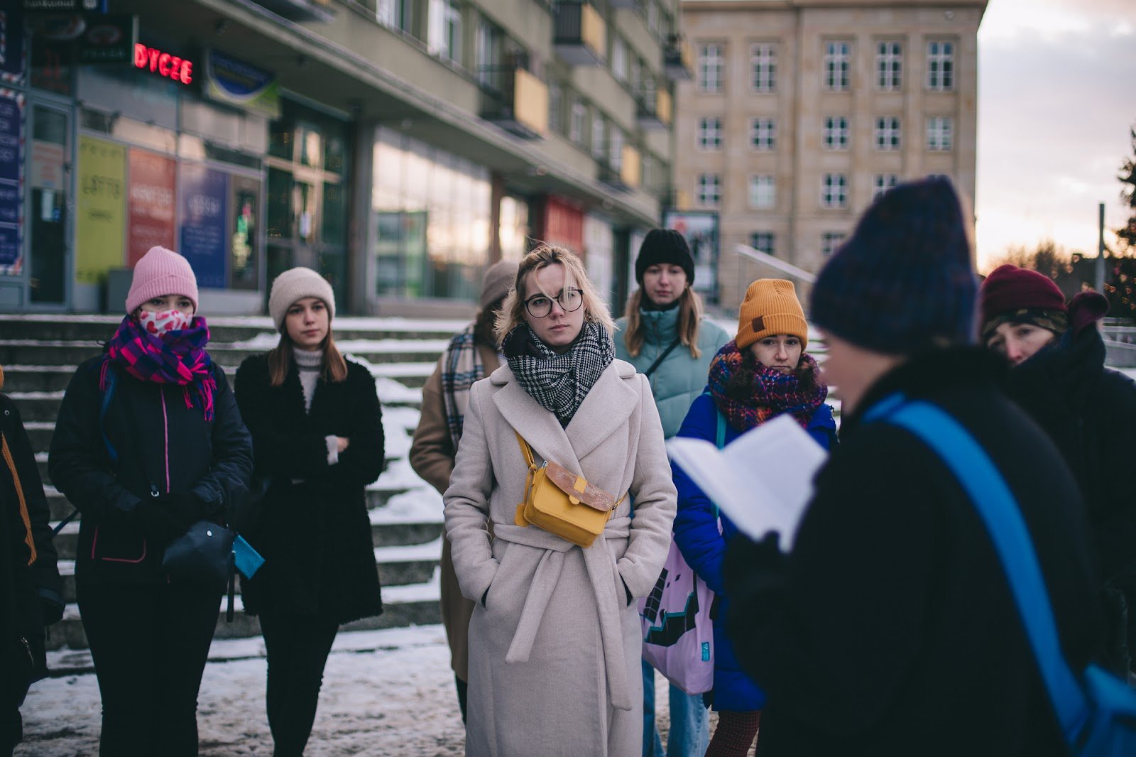 zdjęcie: Marta Sobala Grupa ludzi w zimowych ubraniach stoi przy rondzie Reagana i słucha wykładu o tym miejscu.