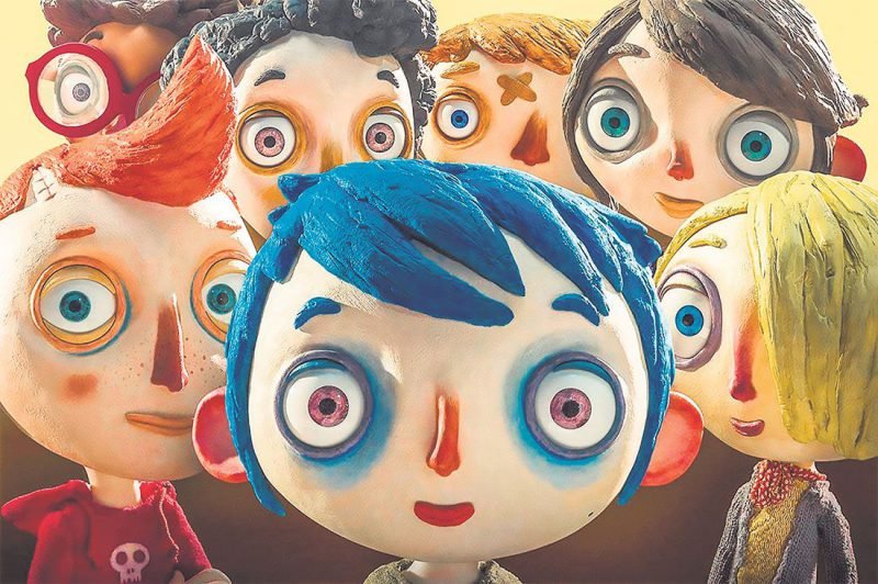 kadr z filmu „Nazywam się Cukinia” Grupka dzieci z filmu „Nazywam się Cukinia”, patrzy sie z uśmiechami prosto na nas. Postacie ulepione są z plasteliny, mają kolorowe włosy i oczy.